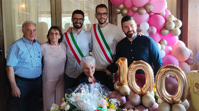 Laino Borgo è il paese della longevità: auguri a nonna Rosa che festeggia 100 anni