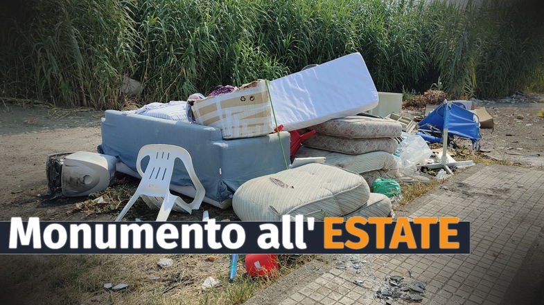 Finisce l'estate (ad agosto), le case si svuotano e si riempiono le strade... di monnezza