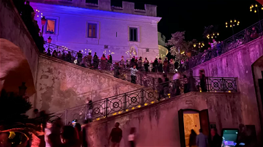 Il Castello Ducale di Corigliano immerso nella magia dell'arte: calici di vino e candele a decorare