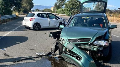 Frontale sulla 106: due feriti trasportati al Giannettasio