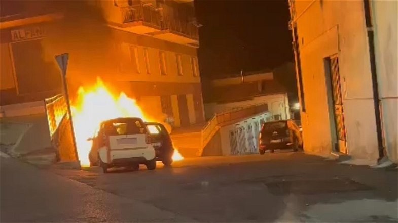 Notte da incubo nella Sibaritide: a fuoco un ristorante e tre autovetture
