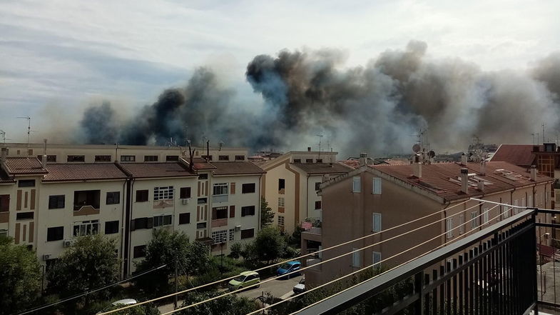 Grosso incendio sul lungomare di Trebisacce