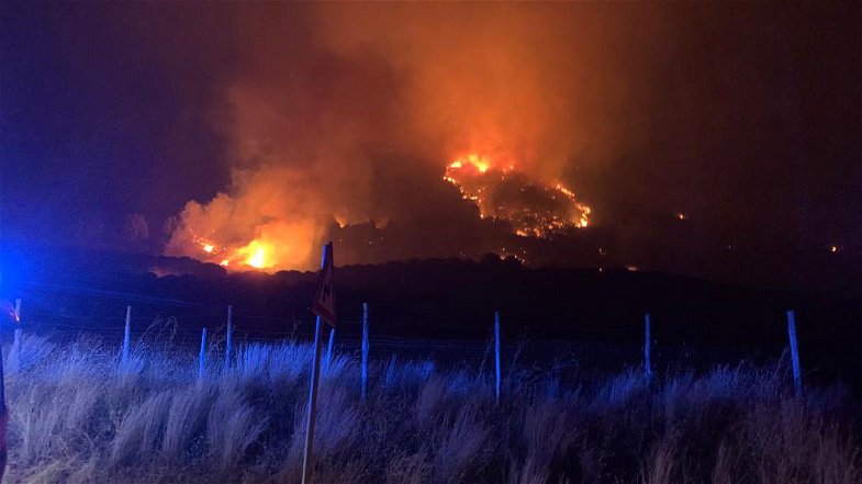 Vasto incendio minaccia l'abitato di Civita: stato di massima allerta sul Pollino