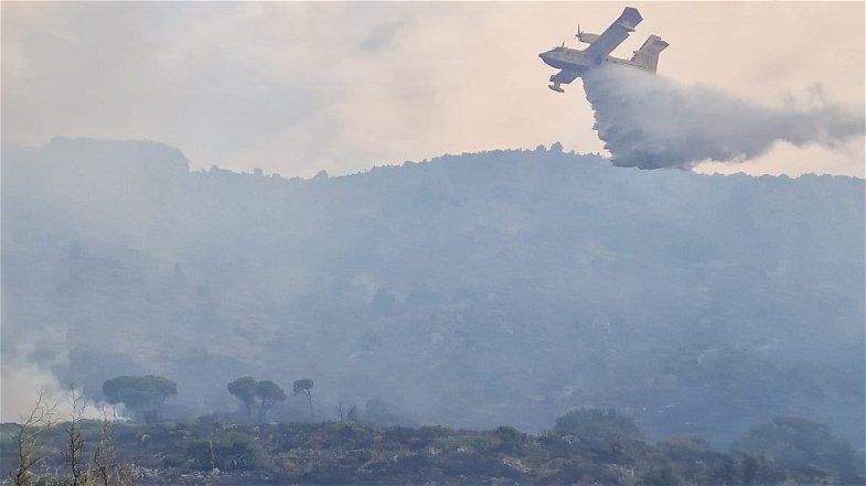 Continua a bruciare il Pollino, in azione 4 canadair e due elicotteri. Civita assediata dalle fiamme