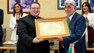 Don Fiorenzo De Simone è cittadino di Spezzano Albanese: conferita l'onoreficenza all'ex parroco