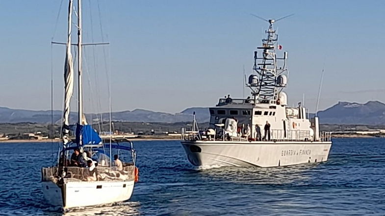 Fermati tre presunti scafisti nello Jonio: stavano trasportando 69 migranti partiti dalla Turchia