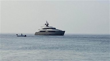 Il luxury yacht Mouchka è all'ancora nella baia di Capo Trionto