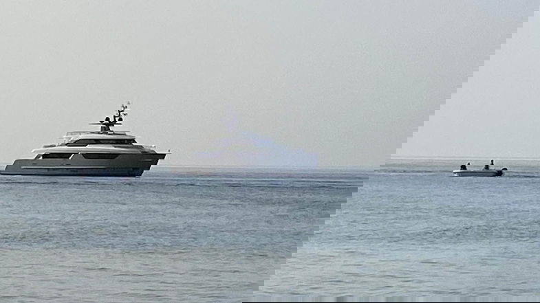 Il luxury yacht Mouchka è all'ancora nella baia di Capo Trionto