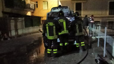 L'Anonima incendi colpisce ancora: auto a fuoco nel centro urbano di Mirto