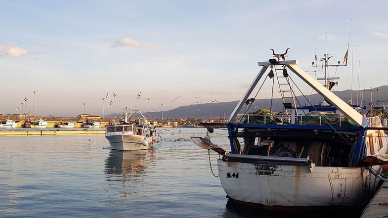 Per i pescherecci della Calabria Jonica termina il fermo biologico ma preoccupa il caro-gasolio