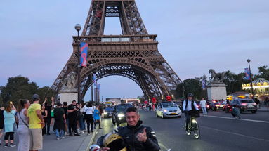 Castrovillari-Parigi-Castrovillari in 65 ore con la moto: «Solo per un selfie sotto la Tour Eiffel»