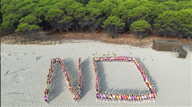 Sulla spiaggia il flash mob delle prefinaliste di Miss Italia per dire 