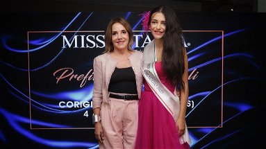 A Co-Ro Jennifer riceve la fascia Miss Coraggio, la prima ragazza autistica di Miss Italia 
