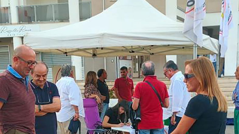 Raccolte 100 firme in 3 ore a piazza Salotto in favore del salario minimo 