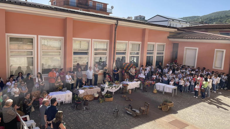 Il sindaco e le scuole di Mandatoriccio festeggiano i nonni