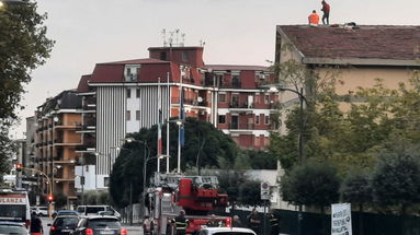 Riesplode la protesta dei lavoratori del verde pubblico: presidio sul tetto della scuola