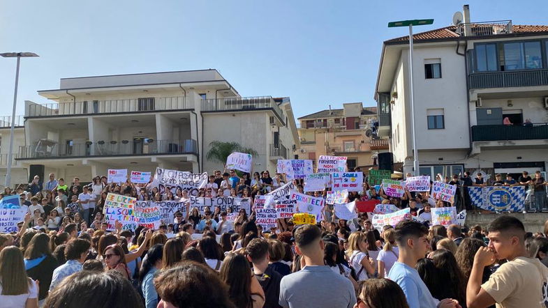 La comunità scolastica di Co-Ro sfila in corteo contro il dimensionamento