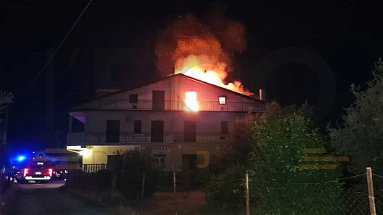 Va a fuoco un tetto a Crosia: una persona rimane intrappolata nel balcone. Nello stabile tre bombole di gas