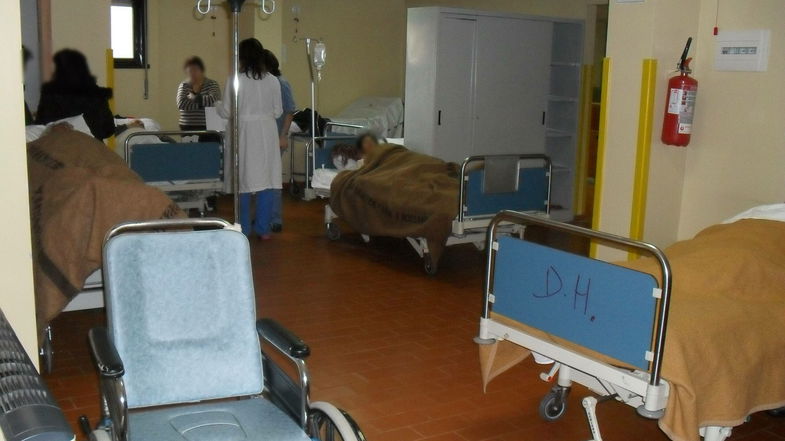 Non voleva essere dimesso: prima minaccia il suicidio e poi mette a soqquadro il Pronto soccorso