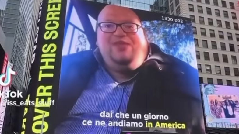  «Maestro ce l'hai fatta», lo youtuber rossanese omaggiato a Times Square