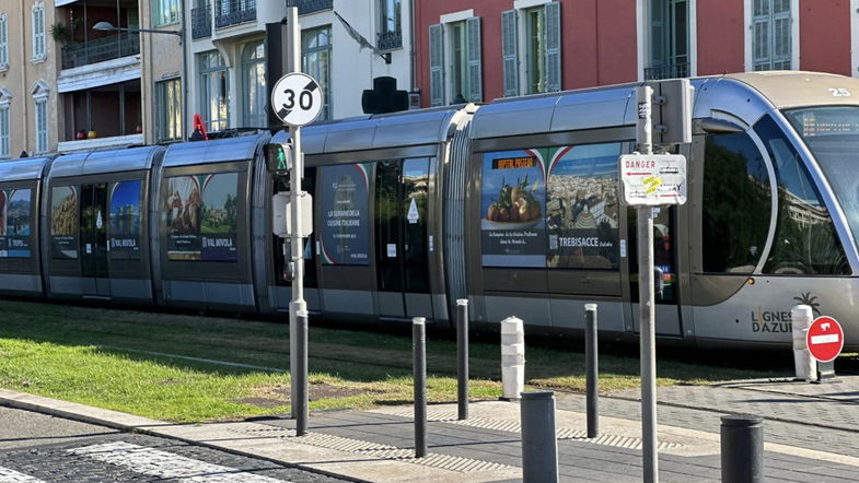 Il biondo tardivo viaggia sui tram di Nizza