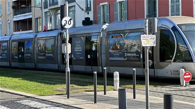 Il biondo tardivo viaggia sui tram di Nizza