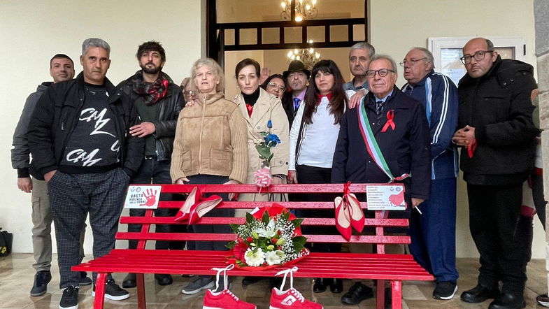 A Mandatoriccio due panchine rosse: «Per creare consapevolezza»