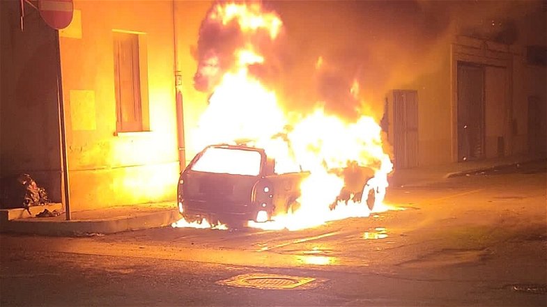 A fuoco l'auto di un pakistano a Trebisacce: indagano i carabinieri