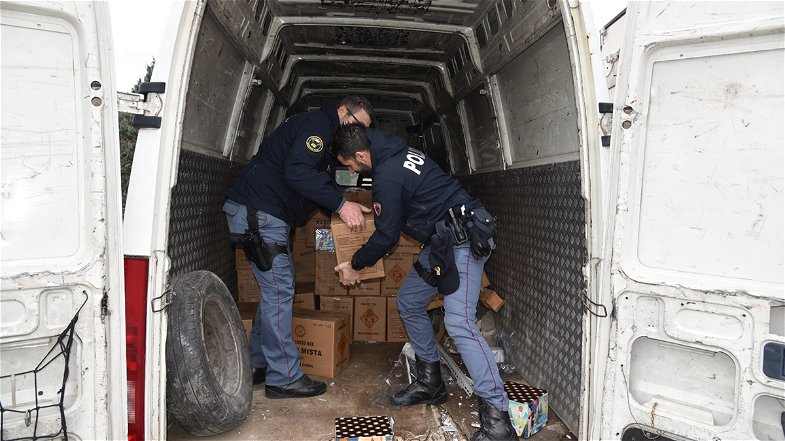 La Polizia scova un furgone pieno di fuochi d'artificio: denunciato un uomo per commercio abusivo