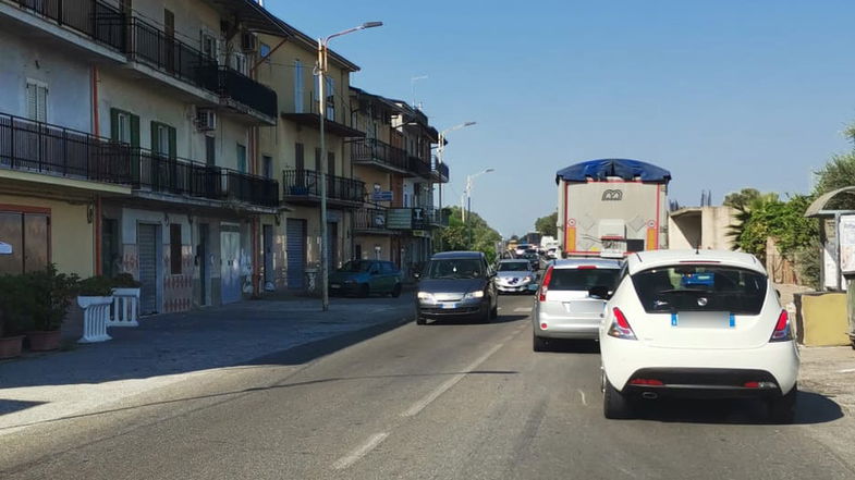 Statale 106 da schifo e ora anche senza treni, Lampare agitano la protesta contro l'emergenza mobilità