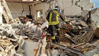 Esplode una bombola di gas a Sibari: crolla una casa, ferito un pakistano - FOTO