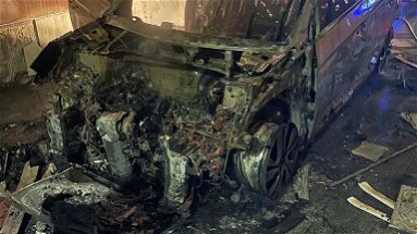 Schiavonea, di nuovo fuoco nella notte: incendiata un'auto