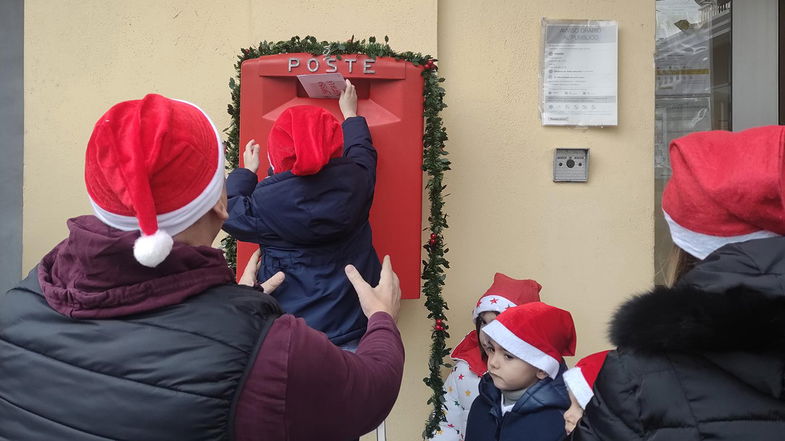 I bambini delle scuole di Roseto Capo Spulico alle Poste per imbucare le letterine di Babbo Natale