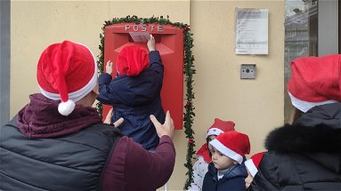 I bambini delle scuole di Roseto Capo Spulico alle Poste per imbucare le letterine di Babbo Natale