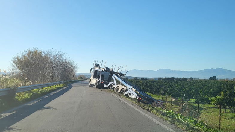 Passaggio a livello di Thurio, si brancola nel buio e i camion finiscono nelle scarpate