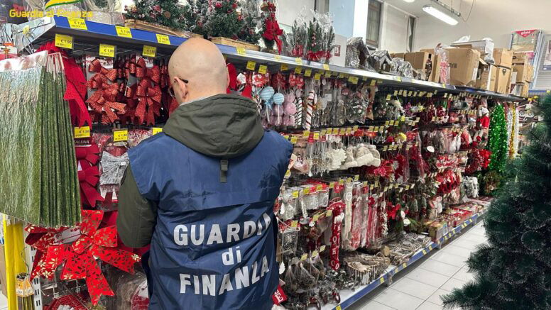 Scatta l'operazione Natale: sequestrati 281mila addobbi e oggetti non sicuri