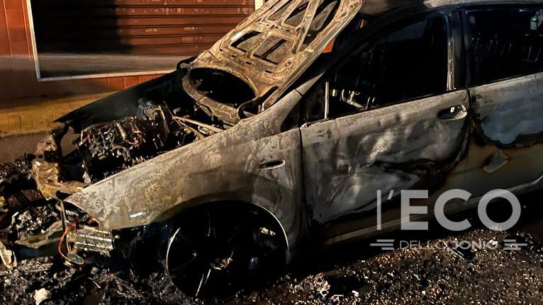 A fuoco un'auto nella notte nel centro urbano di Rossano