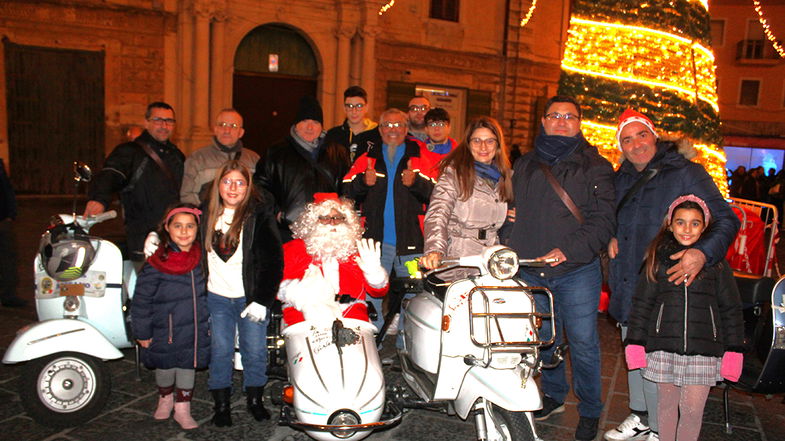 Babbo Natale in Vespa conquista i cuori dei bimbi di Corigliano-Rossano