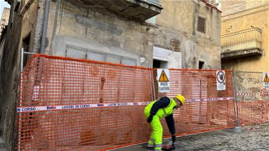 Cassano Jonio, partiti ieri i lavori di demolizione di alcuni edifici in via Mazzini