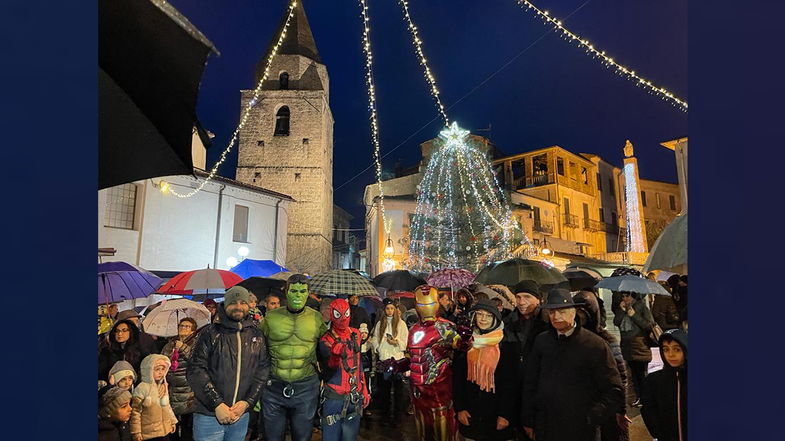 A Longobucco la Befana ha raggiunto Piazza Matteotti calandosi dal maestoso campanile 