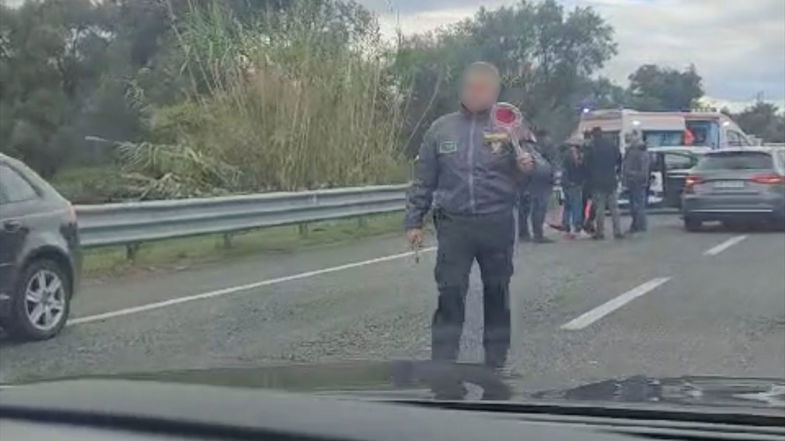 Scontro sulla Statale 106: due feriti trasferiti in ospedale