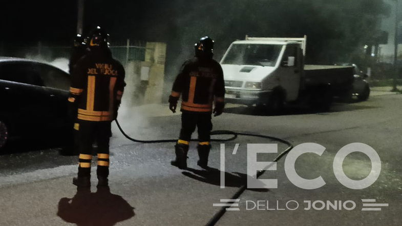 Due auto a fuoco nella notte nell'area urbana di Rossano