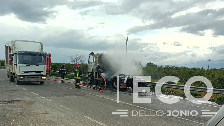 Motrice in fiamme sulla provinciale 173: intervengono i Vigili del Fuoco