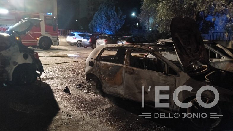 Tre auto in fiamme nella notte a Corigliano, indagini in corso