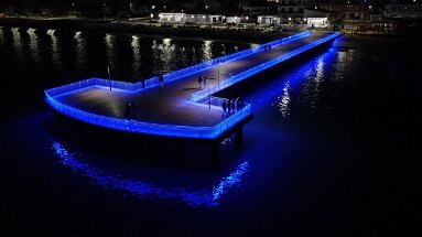 Il pontile di Trebisacce si illumina di blu