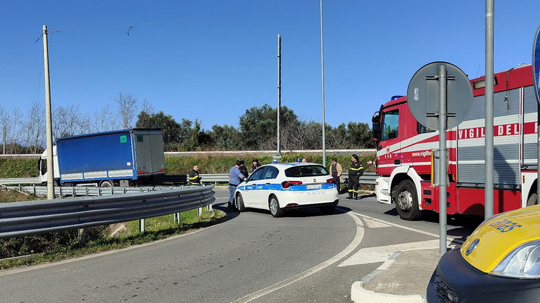 Camion trancia filo della linea telefonica, interrotto traffico sulla 106 alla rotonda della Fossa