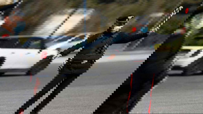 Non si ferma all’alt dei Carabinieri e tenta di investire i Poliziotti: arrestato