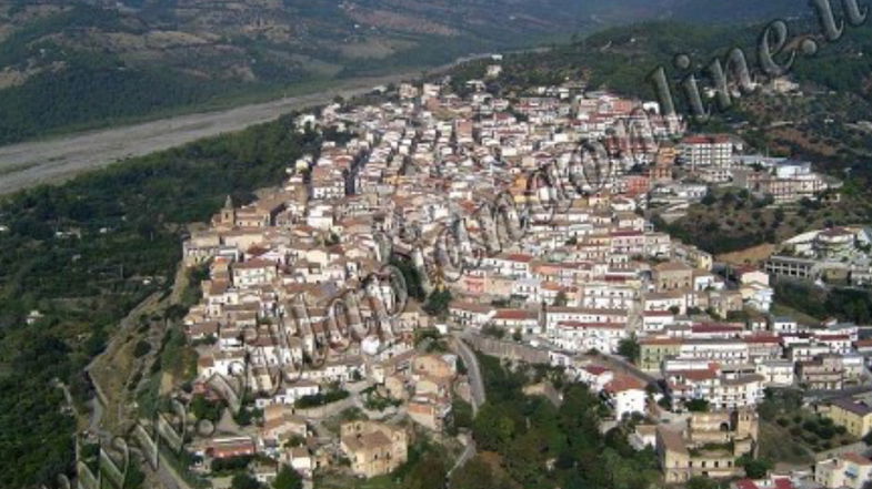 Villapiana, opposizione all’attacco: «Il ricorso al Tar è un atto vile»