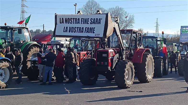 Protesta dei trattori a Spezzano Albanese, nuovo corteo mercoledì 7 febbraio