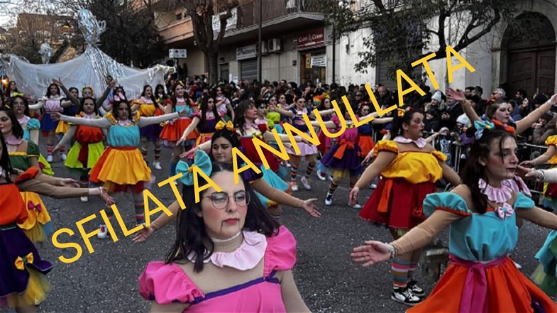 Castrovillari, il maltempo ferma la sfilata di Carnevale
